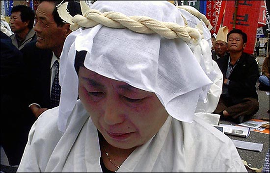거창민간인피학살자 유족회 소속 한 회원이 2004년 11월 5일 열린 추모식 도중 오열을 터뜨리고 있다.